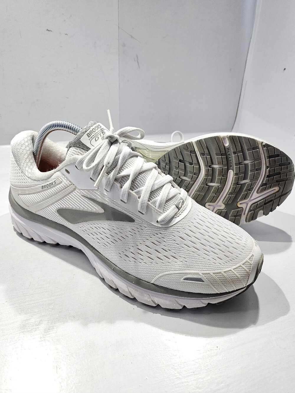 BROOKS ADRENALINE GTS 18 ATHLETIC RUNNING SHOE SIZE 9.5D WHITE/SILVER